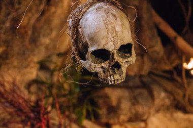 İnsan kürek ipte asılı. Ölüm sembolü. Korku ve dehşet kavramı. 