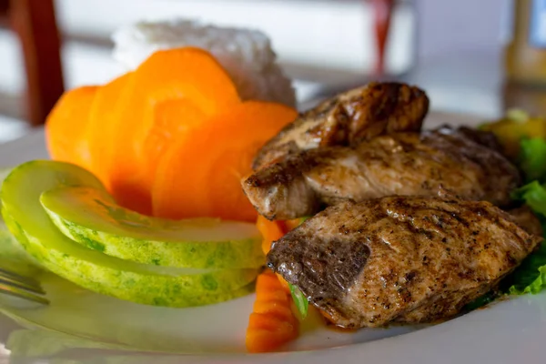 Grillad Fisk Med Vitt Ris Och Färska Grönsaker Asiatiska Köket — Stockfoto