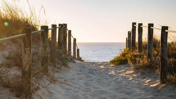 Malerischer Sonnenuntergang Strand Mit Holzzaun Eintritt Zum Strand Der Abendsonne — Stockfoto