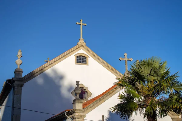 Iglesia Tradicional Portuguesa Blanca Con Palmera Por Mañana Monumento Religioso —  Fotos de Stock