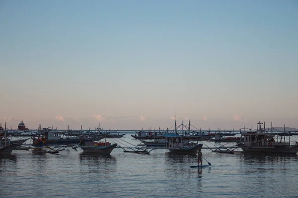 Muchos Barcos Puerto Tropical Por Noche Puesta Sol Laguna Filipinas — Foto de Stock