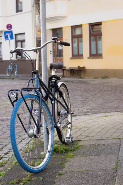 Klasyczny Rower Niebieskimi Kółkami Ulicy Miejskiej Koncepcja Transportu Miejskiego Parkowanie — Zdjęcie stockowe
