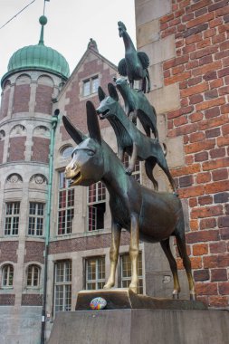 Bremen, Almanya - 13.06.2019: Bremen müzisyenlerin ünlü heykeli. Masal hayvanların bronz anıt. Grimm kardeşlerin mirası. Peri masalları konsepti. Bremen gezi. Bremen dönüm noktası. 