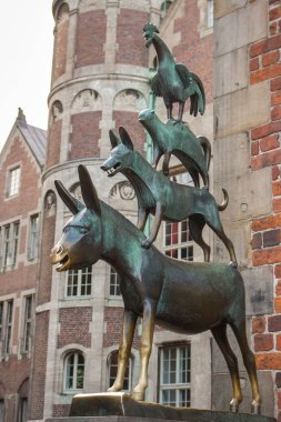 Bremen, Almanya - 13.06.2019: Bremen müzisyenlerin ünlü heykeli. Masal hayvanların bronz anıt. Grimm kardeşlerin mirası. Peri masalları konsepti. Bremen gezi. Bremen dönüm noktası. 