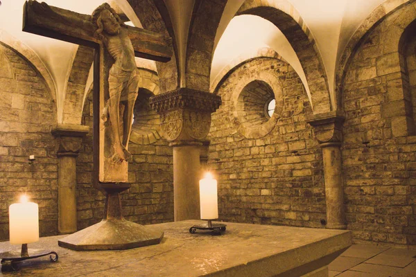 교회에서 촛불과 십자가 지하실의 인테리어 역사적인 수도원 종교와 유럽의 그리스도의 — 스톡 사진