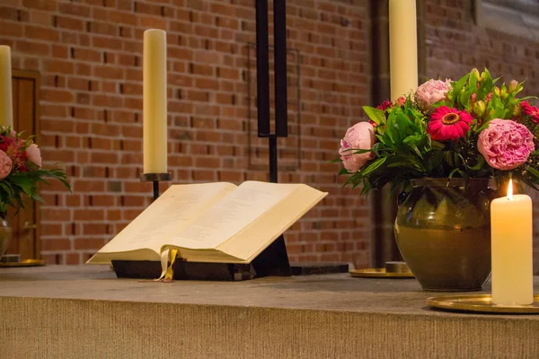 Překrásný Oltář Katolické Katedrále Otevřete Svatou Bibli Květinami Svíčkami Křížkem — Stock fotografie