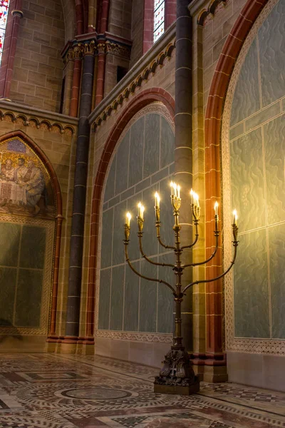 Kilisede büyük zemin menorah. Mumlu geleneksel menorah. Işıklı büyük bir şamdan. Din ve inanç kavramı. Hanuka tatil konsepti. Bazilika dekorasyonu. Antik katedral. 