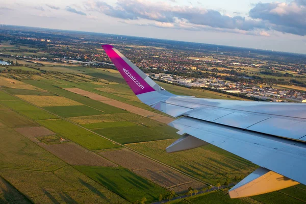 Wizz Air Company Flight 2019 Tilted Frame Land Airplane Wing — Stock Photo, Image