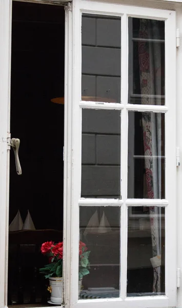 Eski Binada Kafe Odasına Açılan Pencere Çiçek Ile Beyaz Ahşap — Stok fotoğraf