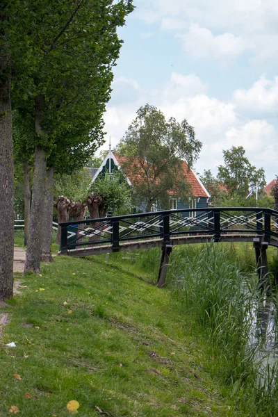 漂亮的乡村建筑 有木桥和树木 田园风光 典型的荷兰房屋 河上有老式桥梁 荷兰赞斯尚斯的旧建筑 乡村景观 — 图库照片