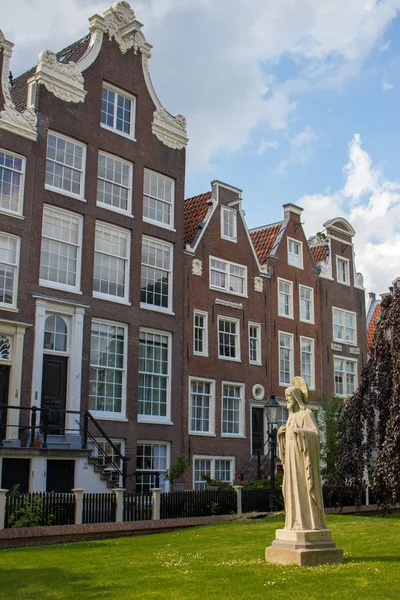 Amsterdam Países Bajos 2019 Jardín Begijnhof Con Edificios Antiguos Estatua — Foto de Stock