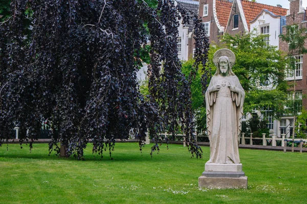 Amsterdam Países Bajos 2019 Jardín Begijnhof Con Antigua Estatua Jesucristo — Foto de Stock