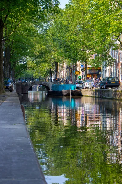 Amsterdam Países Bajos 2019 Canal Con Puente Barcos Amsterdam Países — Foto de Stock