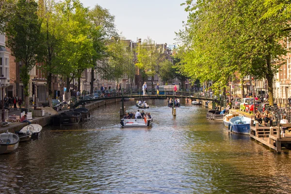 Amsterdam Países Bajos 2019 Canal Con Puente Barcos Amsterdam Países — Foto de Stock