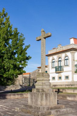 Ortaçağ meydanında antik taş haç. Katedral bahçesinde ki eski bina ve haç. Din ve inanç kavramı. Tarihi miras. Katolik kilisesi. Dini gezi.  