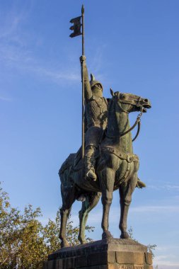 Portekiz, Porto 'daki Se katedrali yakınlarındaki Vimara Peres' in at heykeli. At anıtındaki ortaçağ şövalyesi. Porto simgesi. Porto gezisi. Portekiz 'in ilk kontu ile ünlü at heykeli.