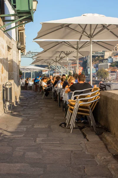 Porto Portugalia 2018 Kawiarnia Świeżym Powietrzu Ludźmi Ulicy Ludzie Siedzący — Zdjęcie stockowe