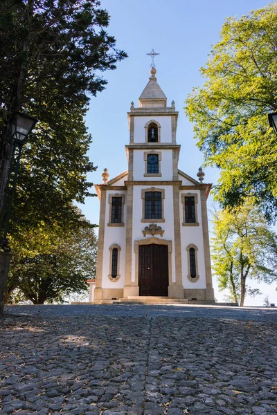 Camino Piedra Iglesia Parque Antigua Iglesia Blanca Con Cruz Con —  Fotos de Stock