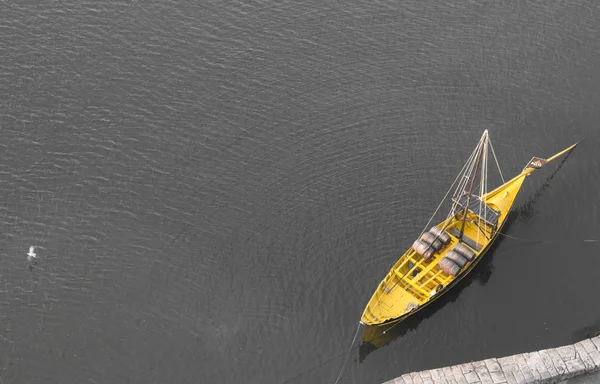 Gele Boot Zwarte Witte Achtergrond Gele Boot Met Wijnvaten Uitzicht — Stockfoto