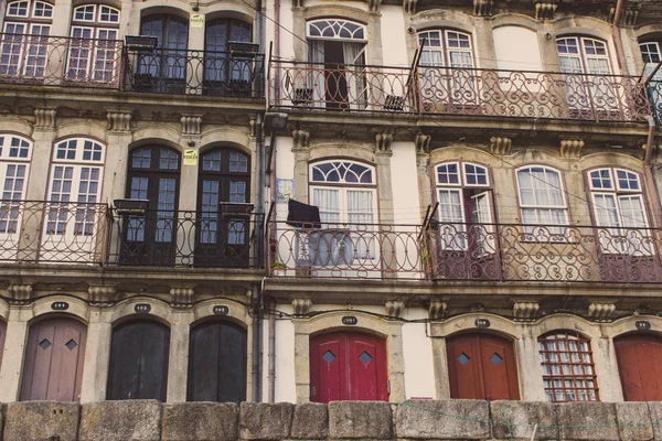포르투갈 포르투의 빈티지 전형적인 포르투갈어 주택입니다 포르토의 랜드마크 오래된 건물의 — 스톡 사진