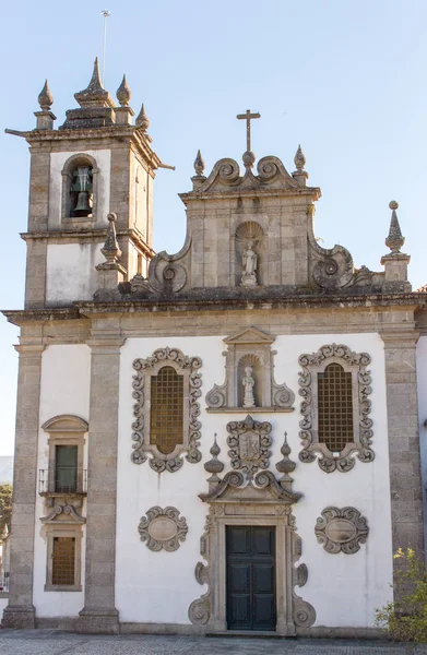 Hermosa Fachada Iglesia Medieval Antigua Iglesia Con Cruz Campana Arquitectura —  Fotos de Stock