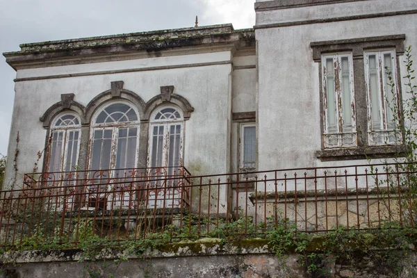 Casa Medievale Abbandonata Con Finestre Chiuse Pareti Intemperie Vecchio Cottage — Foto Stock