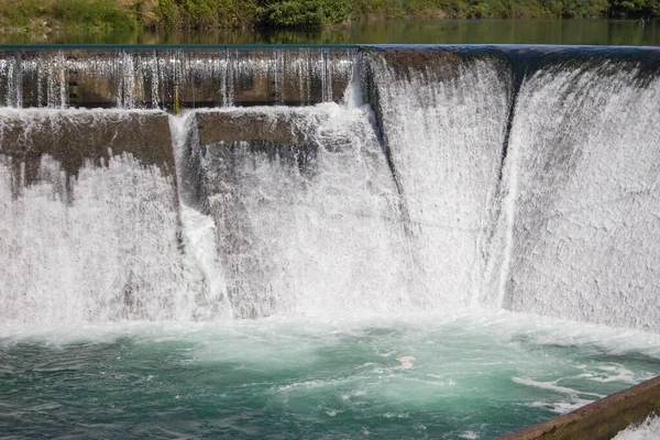 森の中のダム 小さな滝の上を流れる水 水流と泡だ 水エネルギーだ 田舎の堤防 田舎の堰 水の動きとパワーコンセプト — ストック写真