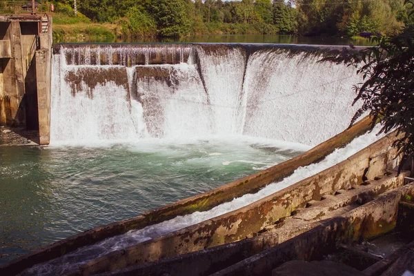 Dam Het Bos Water Stroomt Een Kleine Waterval Waterstroom Schuim — Stockfoto