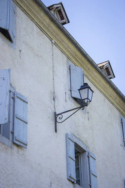 Açık Hava Lambası Filtreli Ortaçağ Binası Pencere Panjurlu Eski Evin — Stok fotoğraf