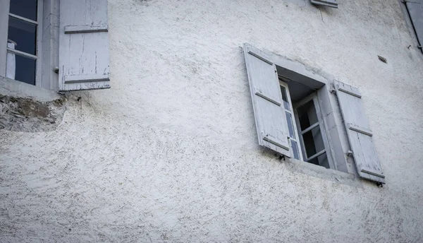 Ortaçağ Binası Filtrelenmiş Pencere Panjurlu Eski Evin Cephesi Antik Mimari — Stok fotoğraf