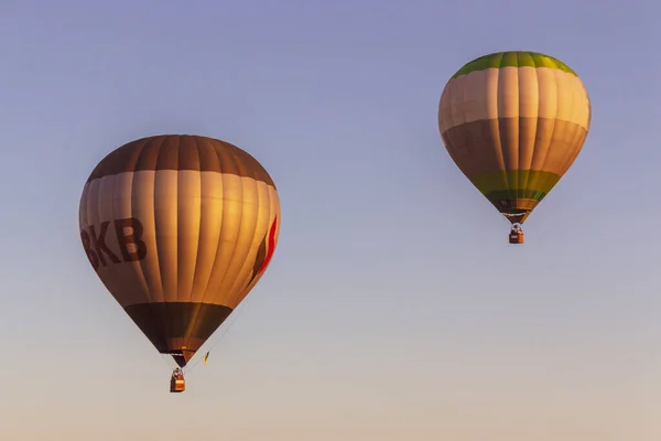 Kijev Ukrajna 2020 Hőlégballonok Tiszta Kék Égen Színes Lufik Kosárfelvarrással — Stock Fotó