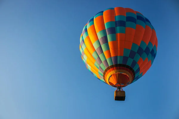 Balão Quente Céu Azul Claro Balão Colorido Com Cesta Levantar — Fotografia de Stock