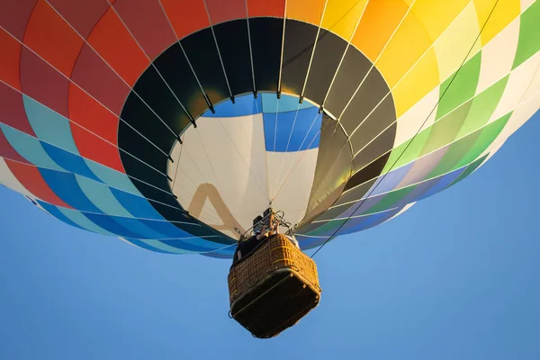 Kijev Ukrajna 2020 Hőlégballon Tiszta Kék Égbolton Színes Lufi Kosáremeléssel — Stock Fotó