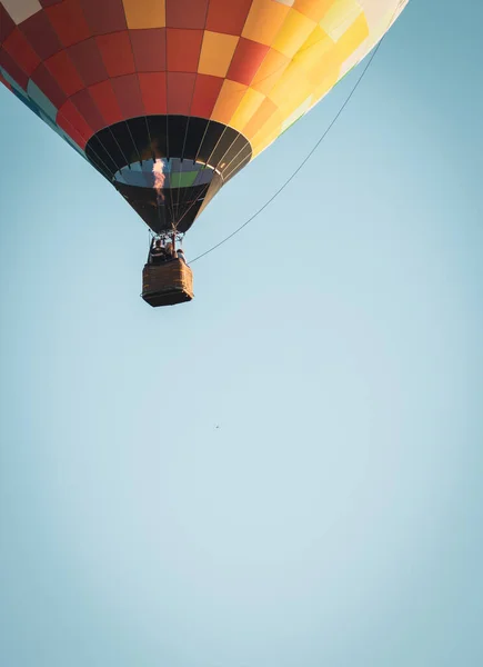 Kijev Ukrajna 2020 Hőlégballon Tiszta Kék Függőleges Szűrt Színes Lufi — Stock Fotó