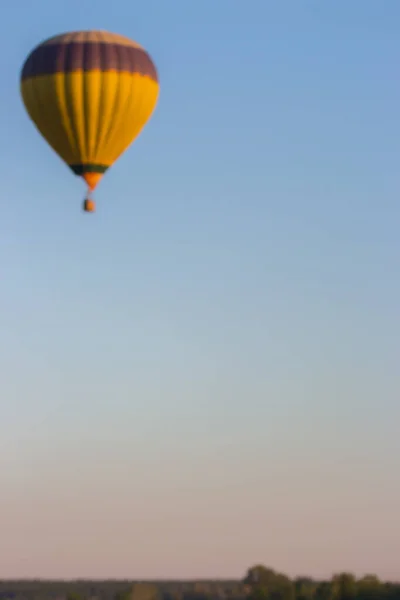 Kijev Ukrajna 2020 Hőlégballon Tiszta Nyári Égbolton Kitelepítve Sárga Lufi — Stock Fotó