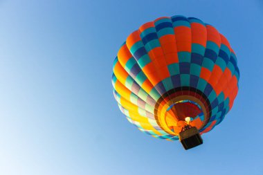 Kyiv, Ukrayna - 06 / 26 / 2020: Açık yaz gökyüzünde sıcak hava balonu. Mavi arka planda renkli bir balon. Parlak geometrik tasarım. Yaz macerası ve boş zaman. Havacılık sporu konsepti.