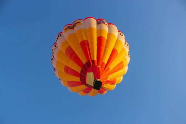 キエフ ウクライナ 2020年6月26日 澄んだ空の熱気球 底の景色 青い背景にカラフルな風船 明るい幾何学的なデザイン 夏の冒険とレジャー 風船祭りだ 飛行中の気球 — ストック写真