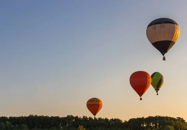 Kijev Ukrajna 2020 Hőlégballonok Tiszta Égbolton Erdő Felett Színes Lufik — Stock Fotó