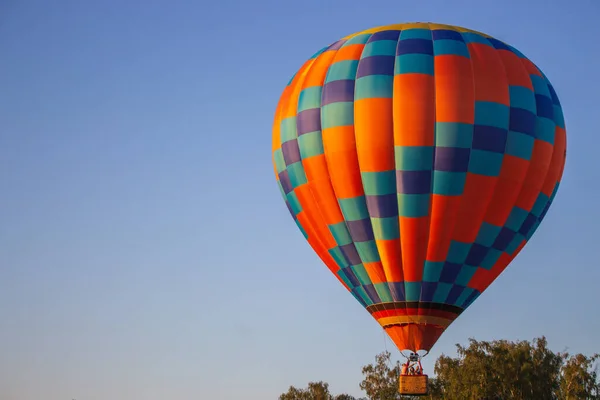 Kijev Ukrajna 2020 Hőlégballon Tiszta Nyári Égbolton Fák Felett Színes — Stock Fotó