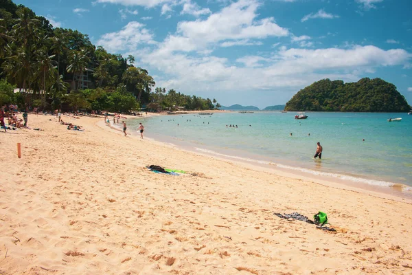 Kirándulási Strand Turistákkal Fülöp Szigeteken Palawan Trópusi Strand Pálmafákkal Szűrve — Stock Fotó