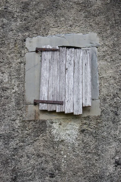 Finestra Chiusa Con Persiane Legno Muro Cemento Edificio Medievale Abbandonato — Foto Stock