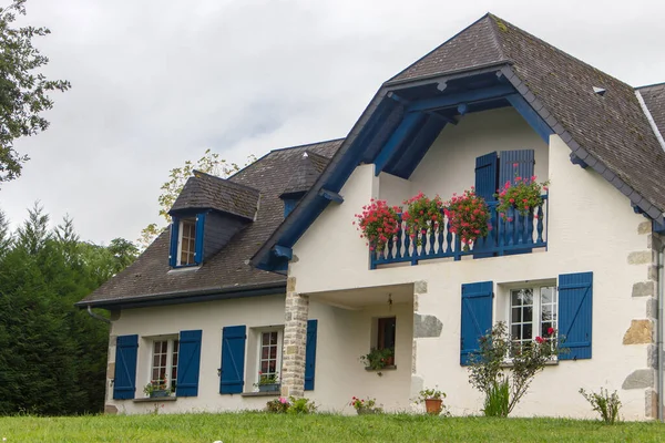 Hermosa Residencia Con Balcón Flores Europa Decoración Edificio Medieval Concepto — Foto de Stock