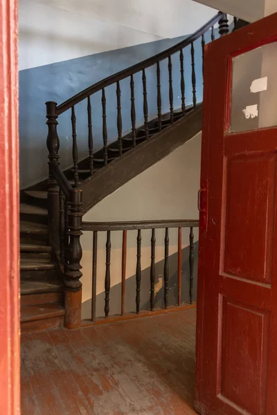 Scala Legno Porta Rossa Nel Vecchio Edificio Scala Legno Retrò — Foto Stock