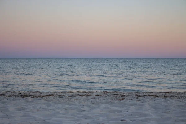 Красивый Закат Пляже Спокойный Вечер Над Морем Красочное Вечернее Небо — стоковое фото