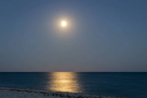 Полнолуние Лунным Светом Спокойной Поверхности Моря Длительное Воздействие Пляж Острове — стоковое фото