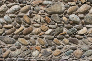 Eski taş duvar. Ortaçağ evi duvarı. Antika mimari detayları. Eski bina cephesinin dekoratif tasarımı. Granit ve çakıl taşları duvarda. Taş kavramı duvar kağıdı. 