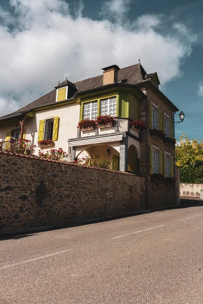 Hermosa Casa Medieval Con Valla Piedra Jardín Farola Francia Bonita — Foto de Stock