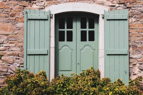 Antigua Casa Con Ventanas Persianas Verdes Exterior Tradicional Casa Rural — Foto de Stock