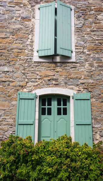Старий Будинок Вікнами Зеленими Віконцями Традиційний Зовнішній Вигляд Сільського Будинку — стокове фото