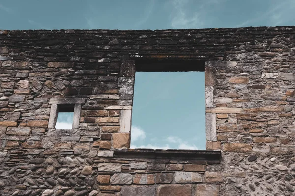 Ventana Antigua Pared Piedra Casa Dañada Tonificada Edificio Medieval Abandonado —  Fotos de Stock
